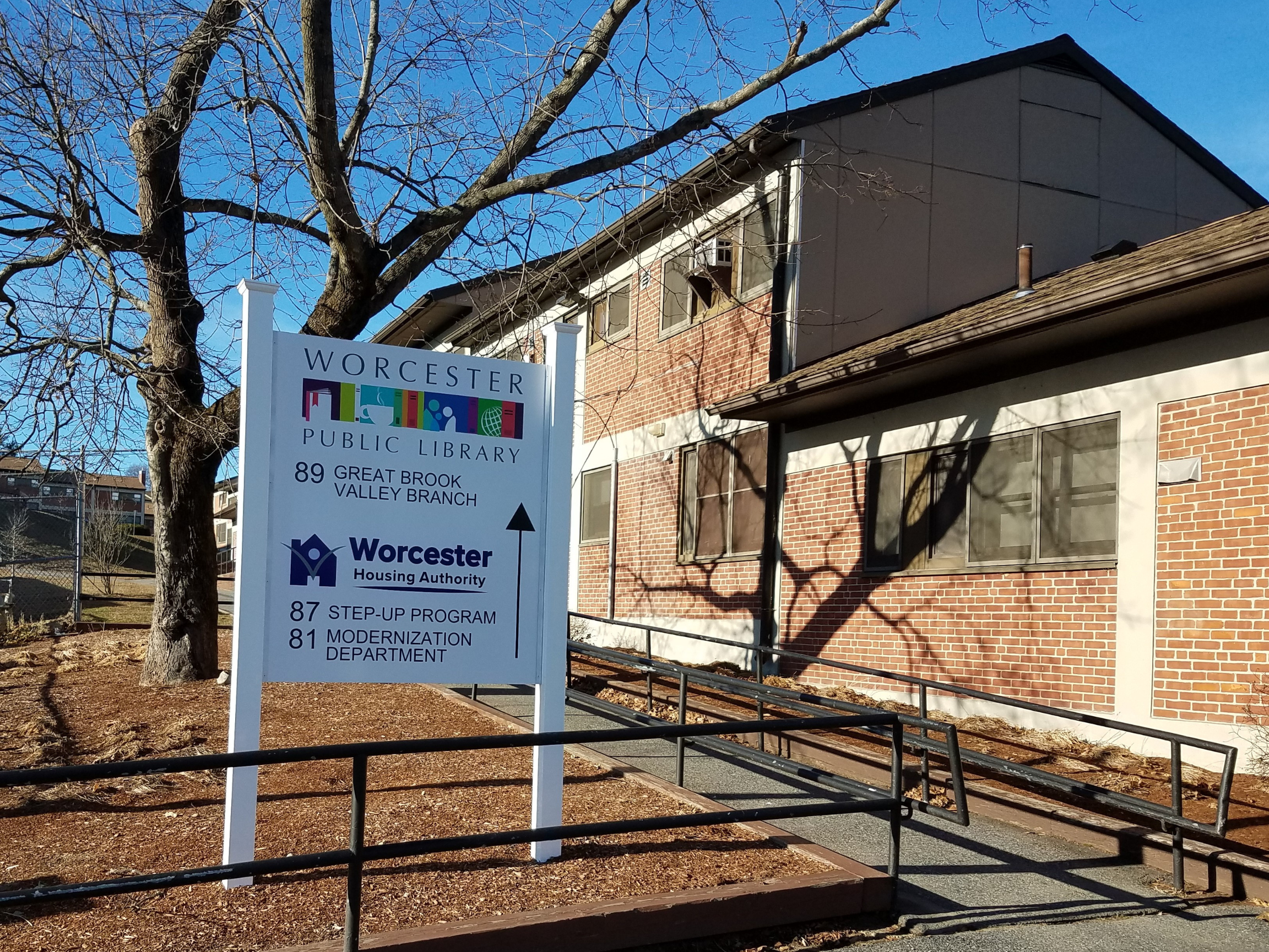Picture of brick building that houses Great Brook Valley Branch.
