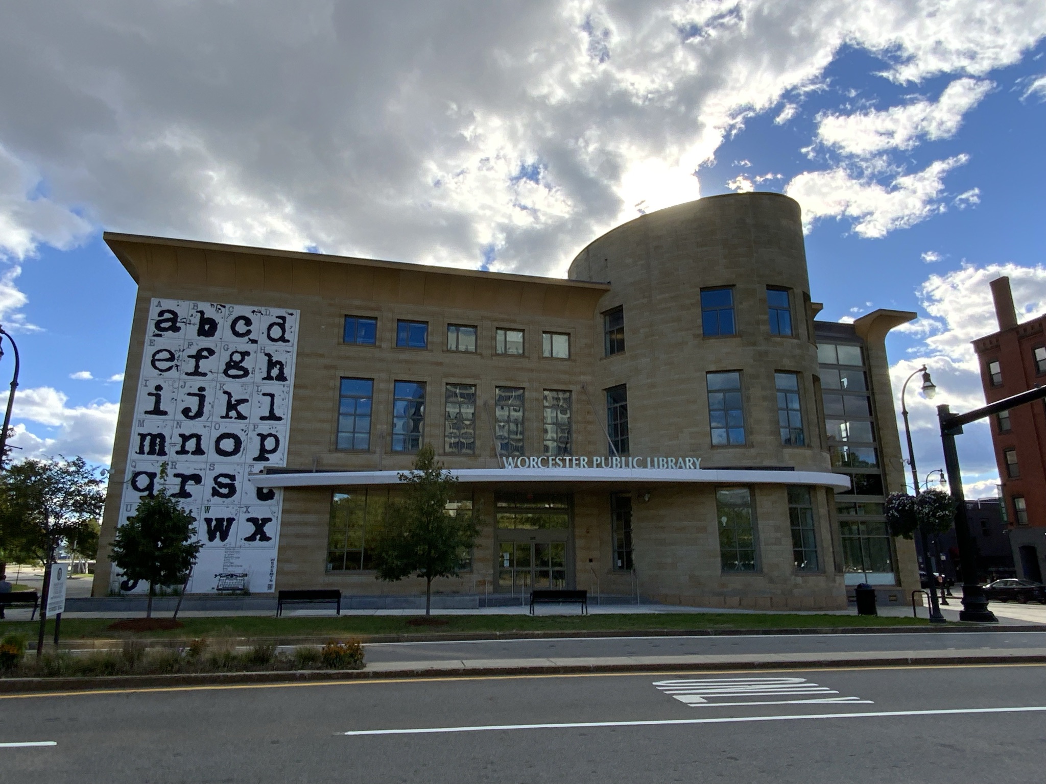 Picture of the exterior of the Worcester Public Library main building.
